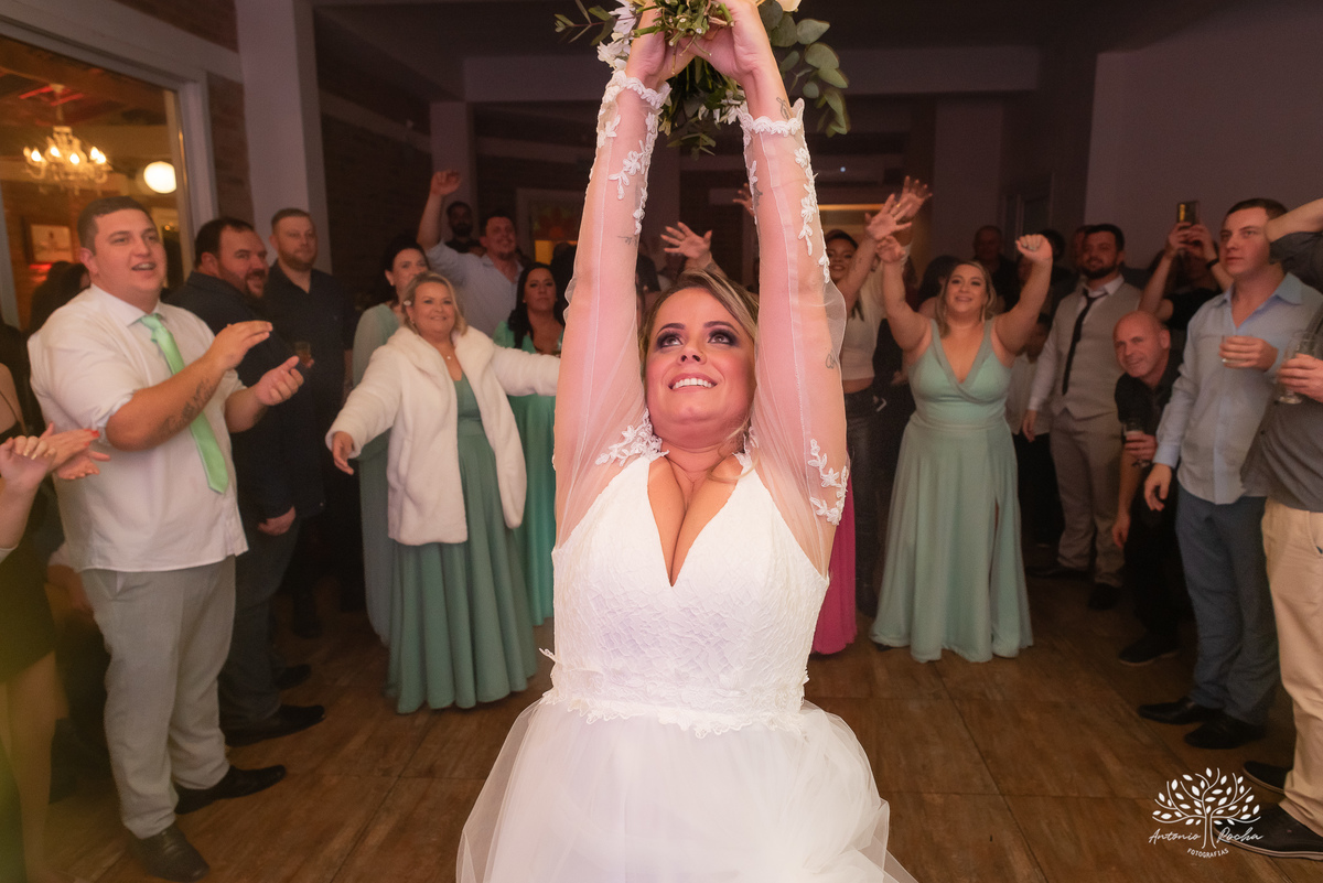chegada dos noivos-recepção de casamento-fotos posadas-mesa do bolo-momentos espontâneos-reviver memórias-discurso dos noivos-festa vibrante-banda Havai-buquê da noiva-uísque jogado-pista de dança-Antonio Rochas Fotografias-Pelotas-Quinta Dom Manuel
