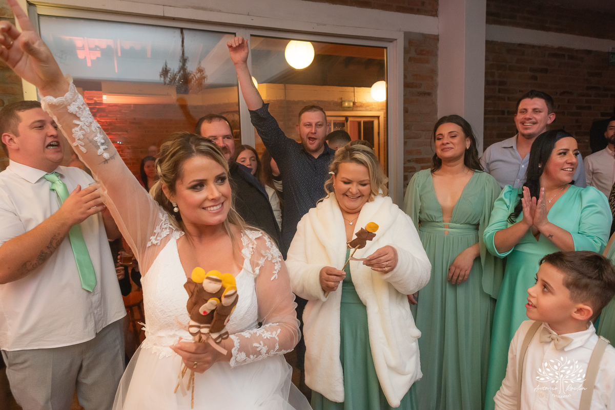 chegada dos noivos-recepção de casamento-fotos posadas-mesa do bolo-momentos espontâneos-reviver memórias-discurso dos noivos-festa vibrante-banda Havai-buquê da noiva-uísque jogado-pista de dança-Antonio Rochas Fotografias-Pelotas-Quinta Dom Manuel