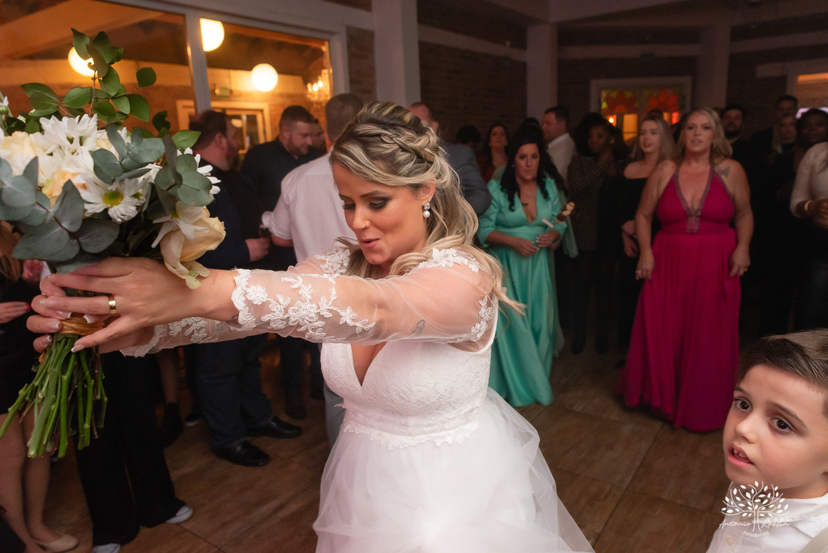 chegada dos noivos-recepção de casamento-fotos posadas-mesa do bolo-momentos espontâneos-reviver memórias-discurso dos noivos-festa vibrante-banda Havai-buquê da noiva-uísque jogado-pista de dança-Antonio Rochas Fotografias-Pelotas-Quinta Dom Manuel