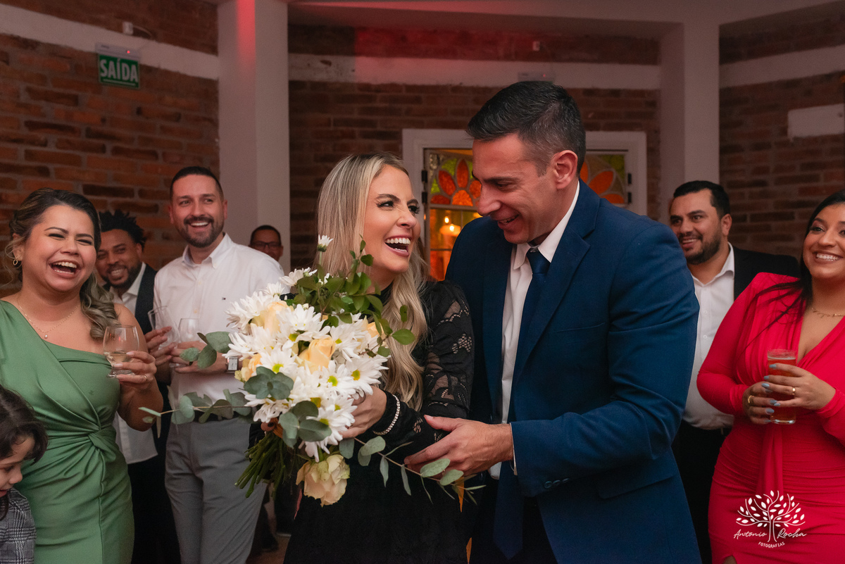 chegada dos noivos-recepção de casamento-fotos posadas-mesa do bolo-momentos espontâneos-reviver memórias-discurso dos noivos-festa vibrante-banda Havai-buquê da noiva-uísque jogado-pista de dança-Antonio Rochas Fotografias-Pelotas-Quinta Dom Manuel