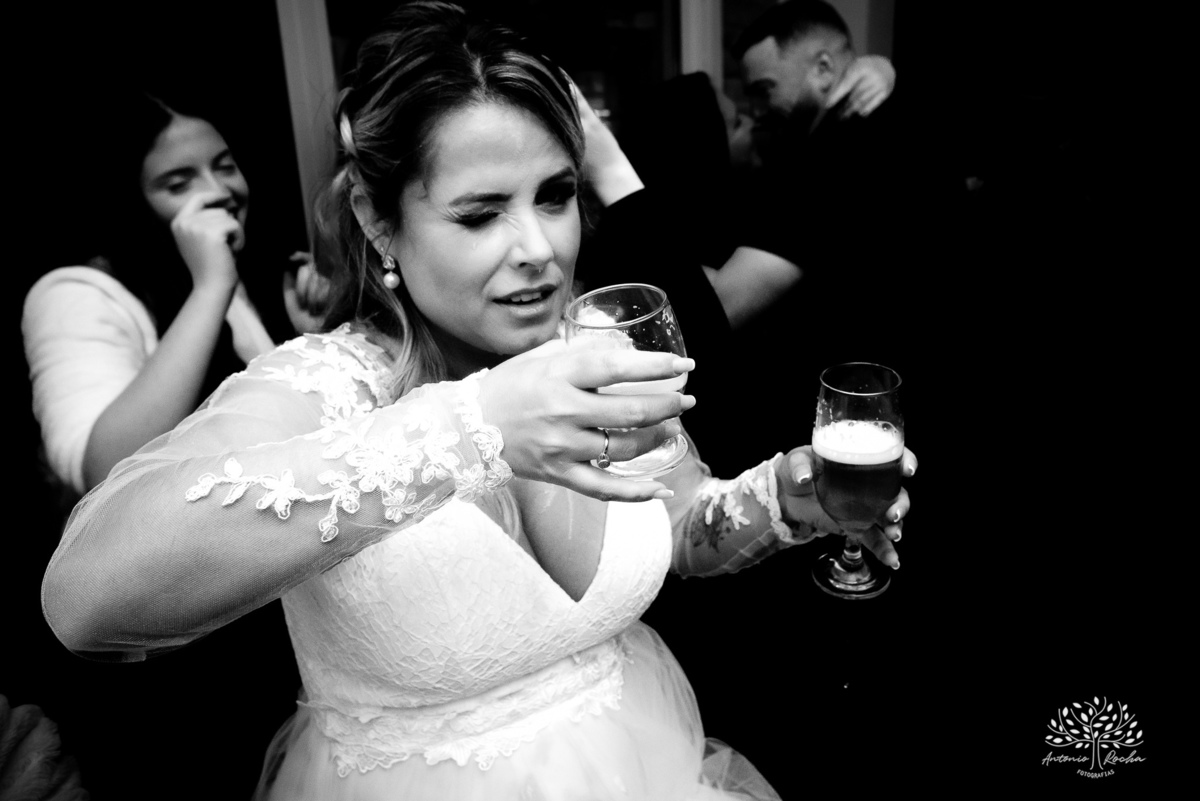 chegada dos noivos-recepção de casamento-fotos posadas-mesa do bolo-momentos espontâneos-reviver memórias-discurso dos noivos-festa vibrante-banda Havai-buquê da noiva-uísque jogado-pista de dança-Antonio Rochas Fotografias-Pelotas-Quinta Dom Manuel