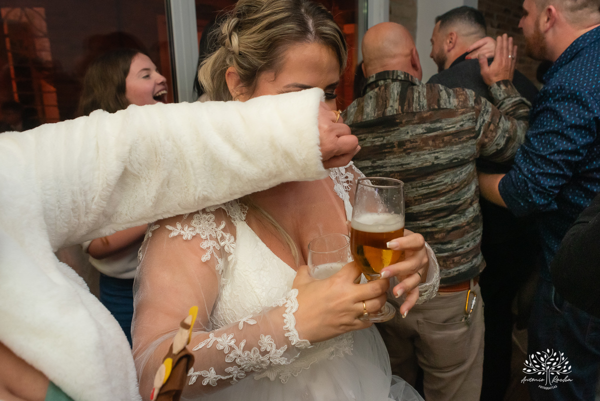 chegada dos noivos-recepção de casamento-fotos posadas-mesa do bolo-momentos espontâneos-reviver memórias-discurso dos noivos-festa vibrante-banda Havai-buquê da noiva-uísque jogado-pista de dança-Antonio Rochas Fotografias-Pelotas-Quinta Dom Manuel