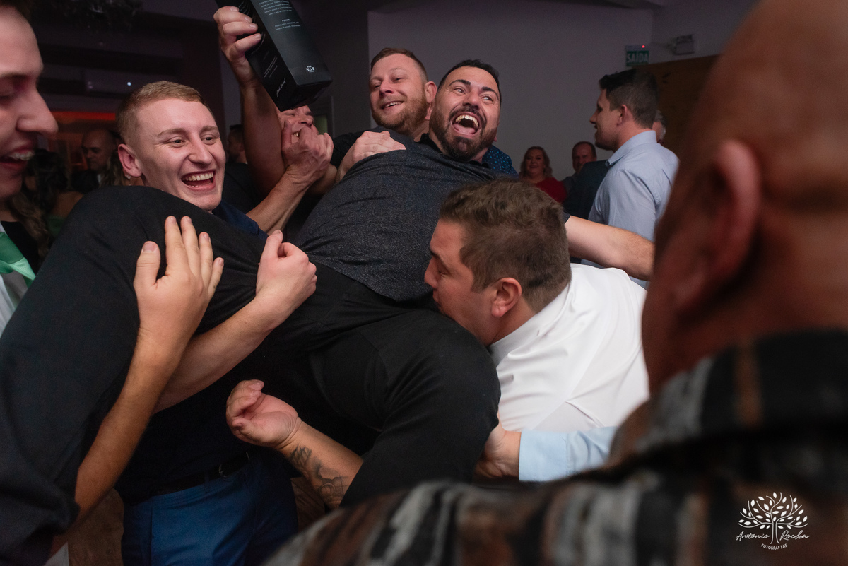 chegada dos noivos-recepção de casamento-fotos posadas-mesa do bolo-momentos espontâneos-reviver memórias-discurso dos noivos-festa vibrante-banda Havai-buquê da noiva-uísque jogado-pista de dança-Antonio Rochas Fotografias-Pelotas-Quinta Dom Manuel