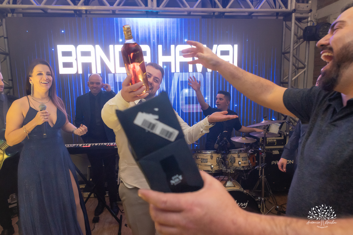 chegada dos noivos-recepção de casamento-fotos posadas-mesa do bolo-momentos espontâneos-reviver memórias-discurso dos noivos-festa vibrante-banda Havai-buquê da noiva-uísque jogado-pista de dança-Antonio Rochas Fotografias-Pelotas-Quinta Dom Manuel