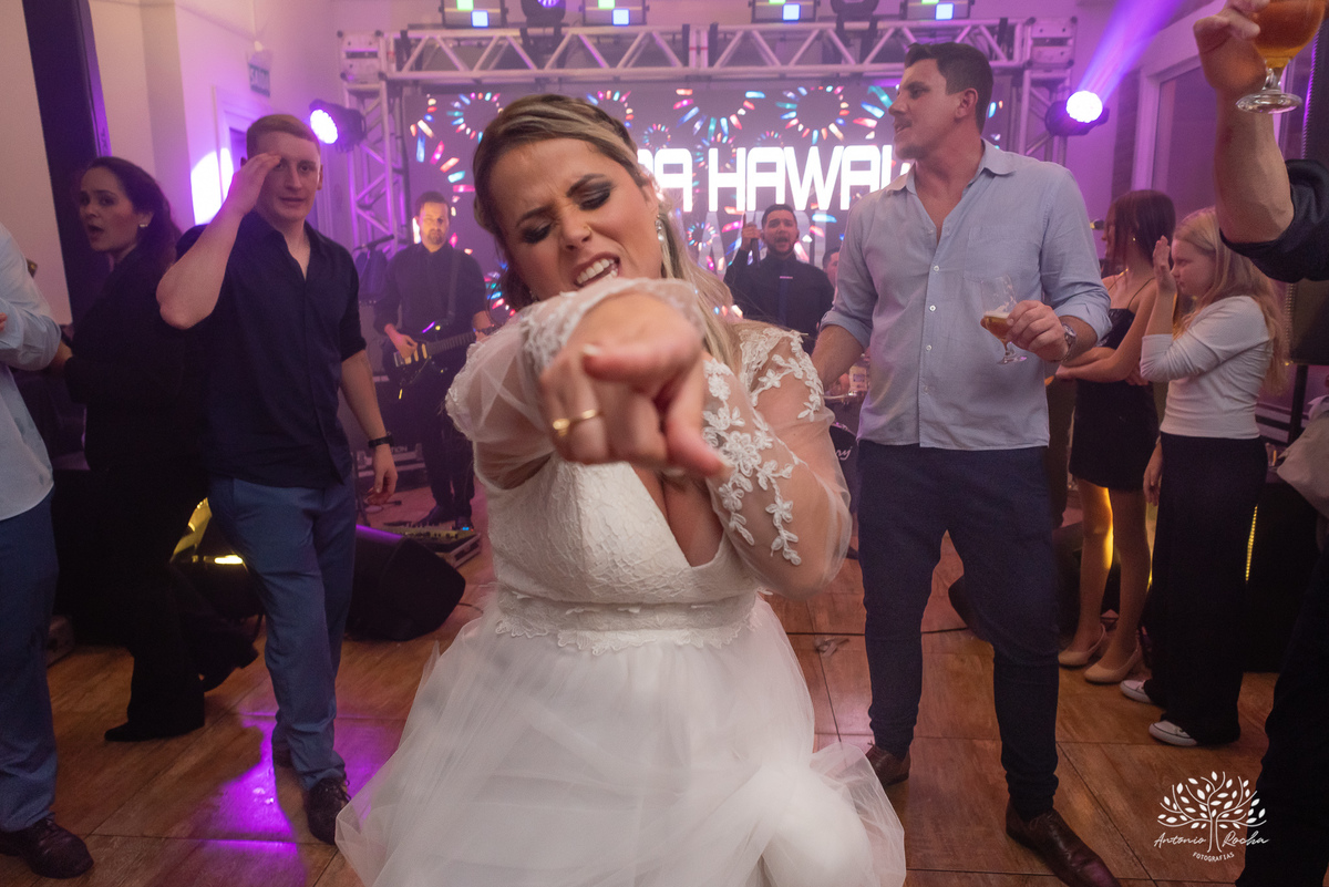 chegada dos noivos-recepção de casamento-fotos posadas-mesa do bolo-momentos espontâneos-reviver memórias-discurso dos noivos-festa vibrante-banda Havai-buquê da noiva-uísque jogado-pista de dança-Antonio Rochas Fotografias-Pelotas-Quinta Dom Manuel