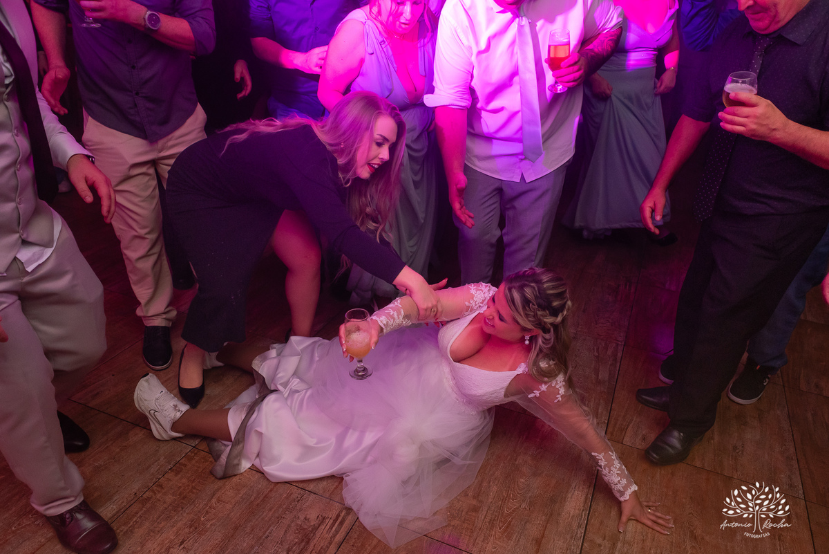 chegada dos noivos-recepção de casamento-fotos posadas-mesa do bolo-momentos espontâneos-reviver memórias-discurso dos noivos-festa vibrante-banda Havai-buquê da noiva-uísque jogado-pista de dança-Antonio Rochas Fotografias-Pelotas-Quinta Dom Manuel