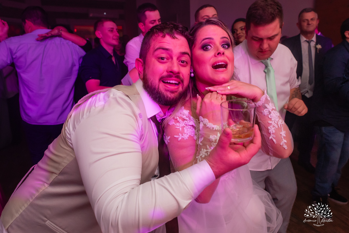 chegada dos noivos-recepção de casamento-fotos posadas-mesa do bolo-momentos espontâneos-reviver memórias-discurso dos noivos-festa vibrante-banda Havai-buquê da noiva-uísque jogado-pista de dança-Antonio Rochas Fotografias-Pelotas-Quinta Dom Manuel