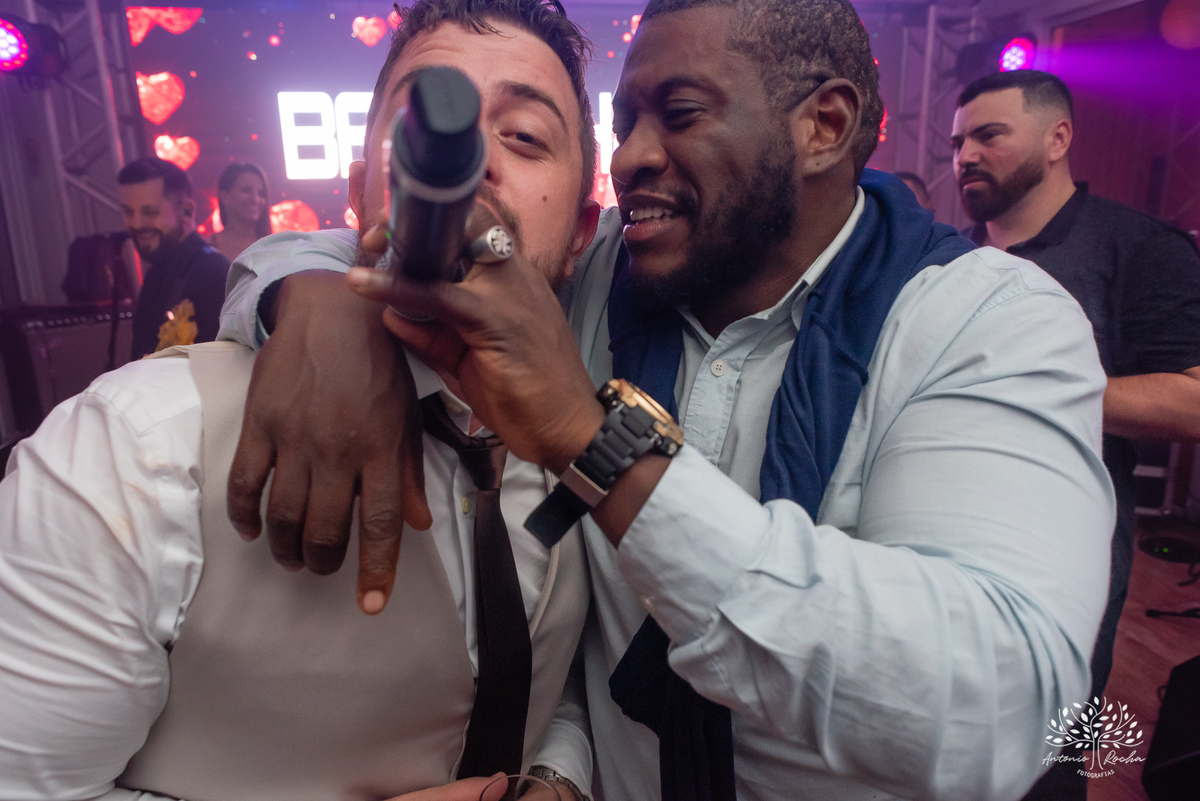 chegada dos noivos-recepção de casamento-fotos posadas-mesa do bolo-momentos espontâneos-reviver memórias-discurso dos noivos-festa vibrante-banda Havai-buquê da noiva-uísque jogado-pista de dança-Antonio Rochas Fotografias-Pelotas-Quinta Dom Manuel