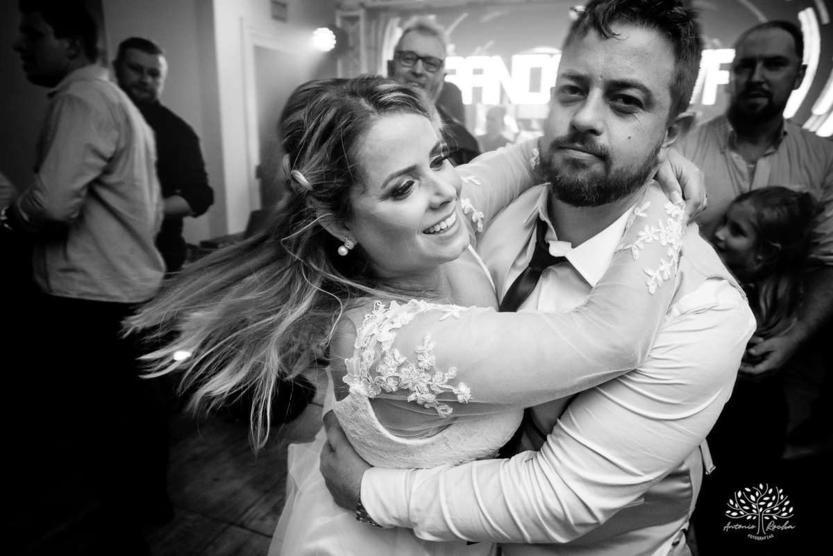 chegada dos noivos-recepção de casamento-fotos posadas-mesa do bolo-momentos espontâneos-reviver memórias-discurso dos noivos-festa vibrante-banda Havai-buquê da noiva-uísque jogado-pista de dança-Antonio Rochas Fotografias-Pelotas-Quinta Dom Manuel