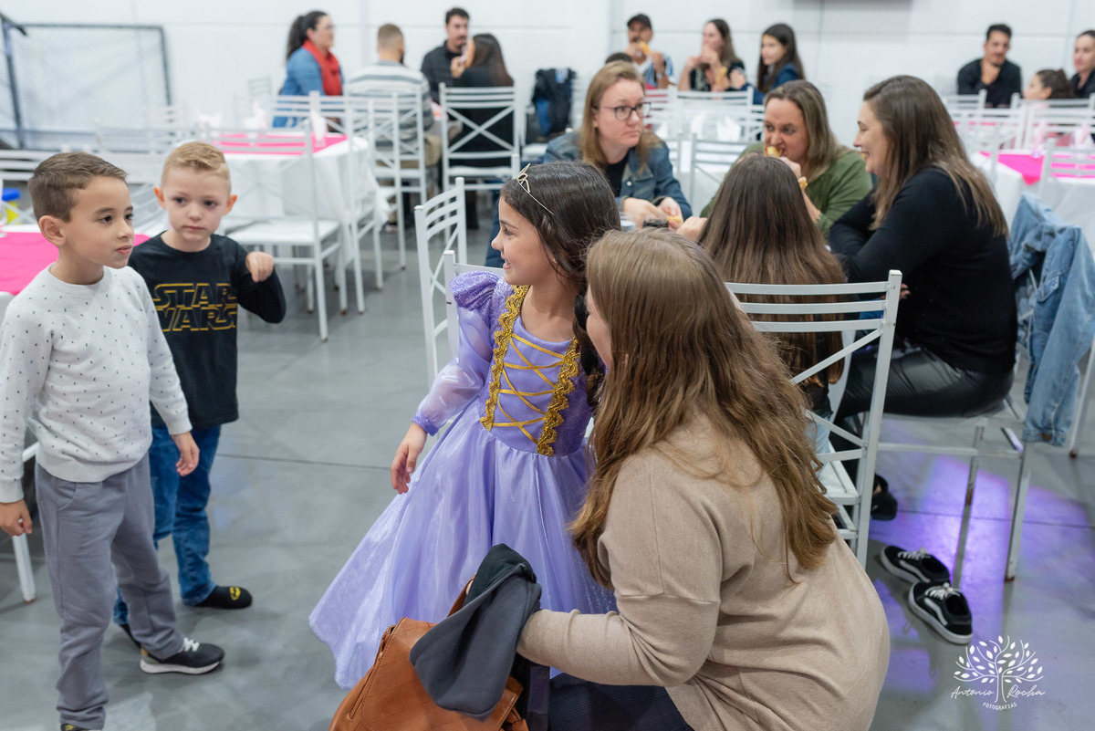 Festa de aniversário-Esther-Enrolados-princesa-aniversário infantil-fotografia de festa-mesa do bolo-playground-brincadeiras infantis-cabra-cega-espontaneidade-fotografia profissional- Loly Pop-Pelotas-Antonio Rocha Fotografias