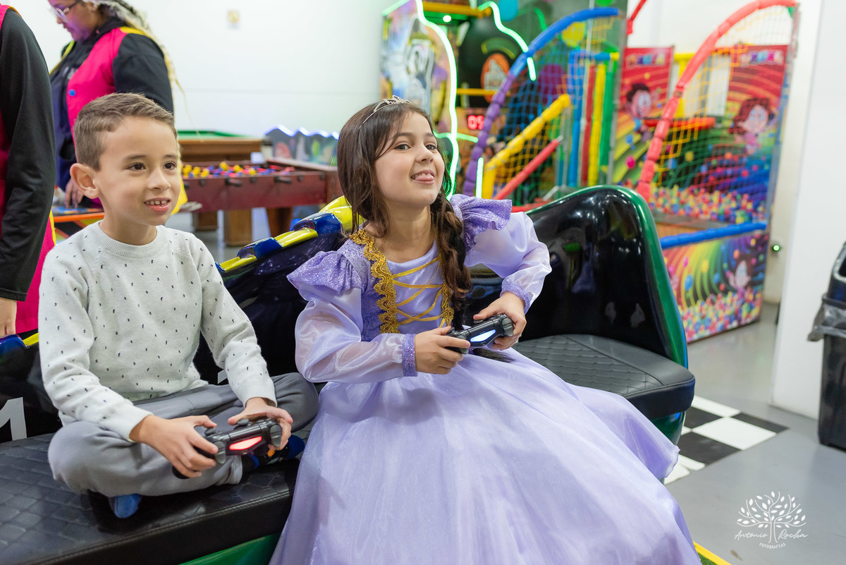 Festa de aniversário-Esther-Enrolados-princesa-aniversário infantil-fotografia de festa-mesa do bolo-playground-brincadeiras infantis-cabra-cega-espontaneidade-fotografia profissional- Loly Pop-Pelotas-Antonio Rocha Fotografias