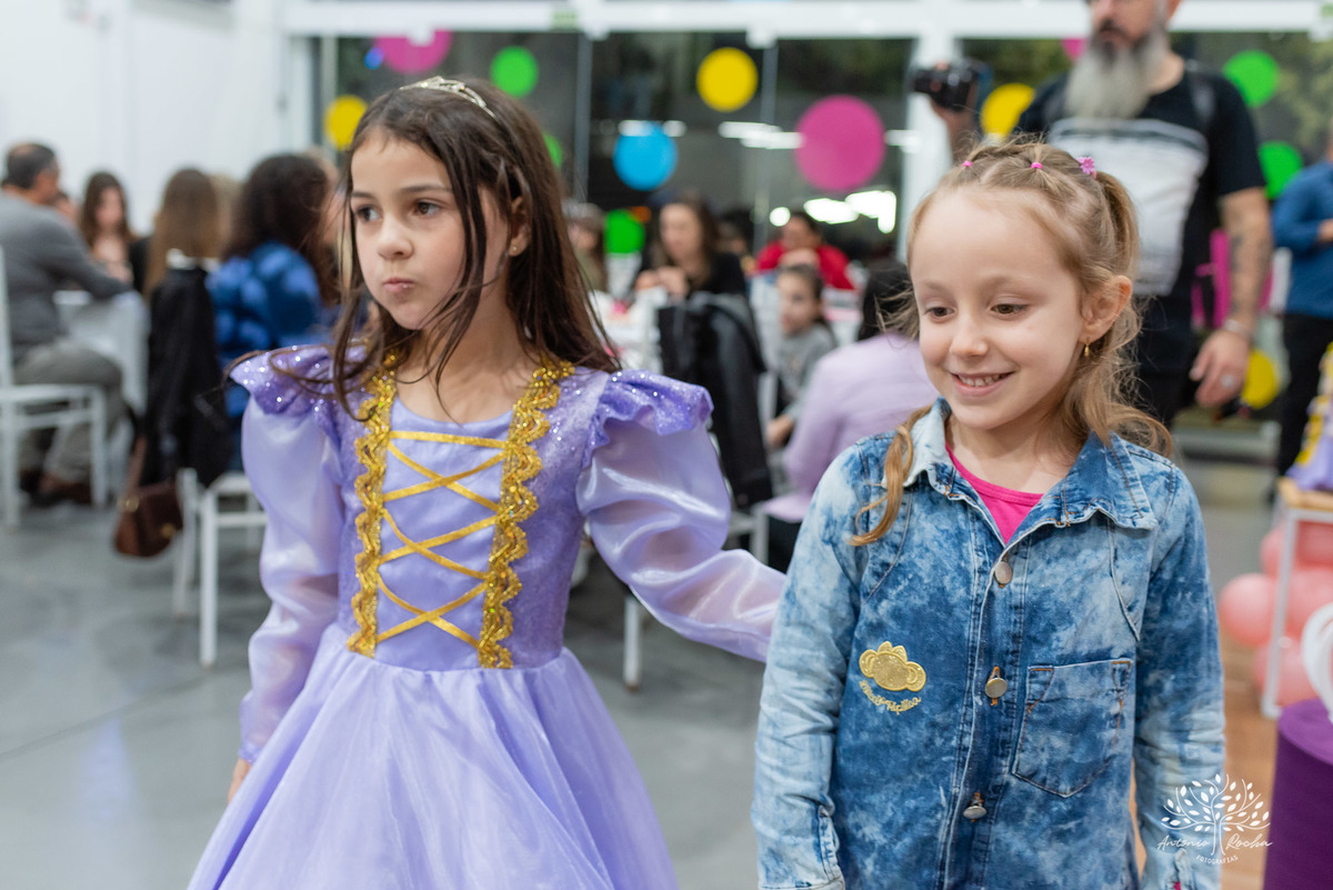 Festa de aniversário-Esther-Enrolados-princesa-aniversário infantil-fotografia de festa-mesa do bolo-playground-brincadeiras infantis-cabra-cega-espontaneidade-fotografia profissional- Loly Pop-Pelotas-Antonio Rocha Fotografias