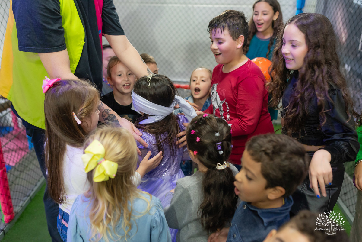 Festa de aniversário-Esther-Enrolados-princesa-aniversário infantil-fotografia de festa-mesa do bolo-playground-brincadeiras infantis-cabra-cega-espontaneidade-fotografia profissional- Loly Pop-Pelotas-Antonio Rocha Fotografias