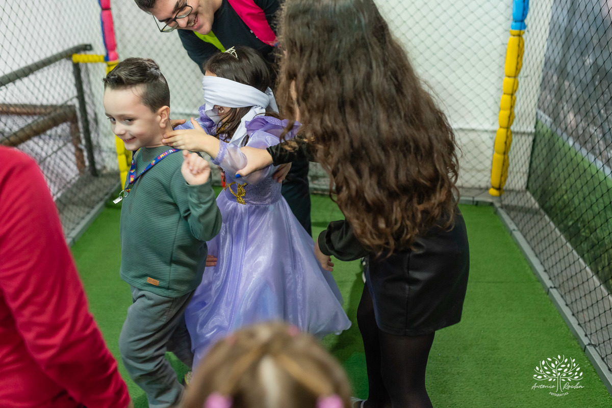 Festa de aniversário-Esther-Enrolados-princesa-aniversário infantil-fotografia de festa-mesa do bolo-playground-brincadeiras infantis-cabra-cega-espontaneidade-fotografia profissional- Loly Pop-Pelotas-Antonio Rocha Fotografias