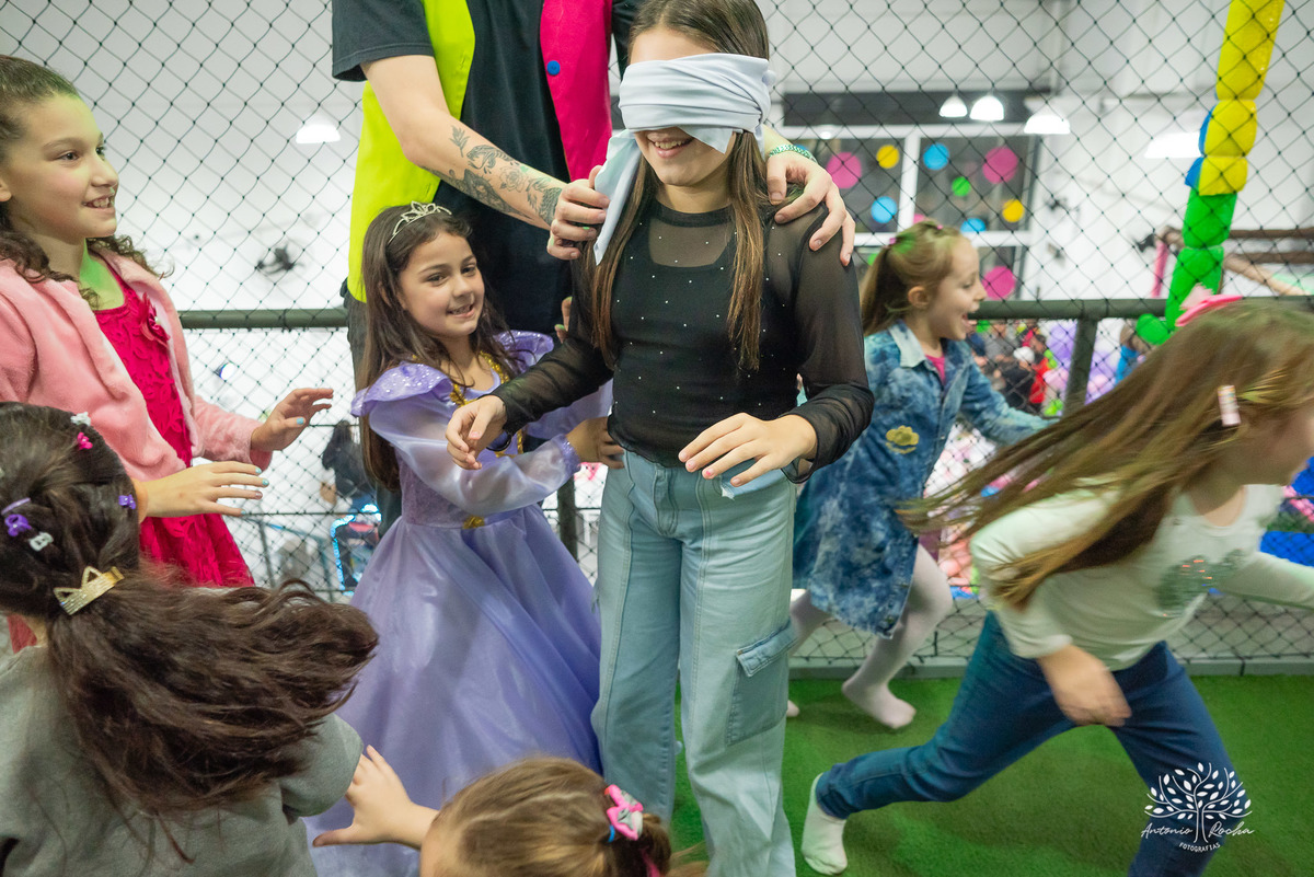 Festa de aniversário-Esther-Enrolados-princesa-aniversário infantil-fotografia de festa-mesa do bolo-playground-brincadeiras infantis-cabra-cega-espontaneidade-fotografia profissional- Loly Pop-Pelotas-Antonio Rocha Fotografias