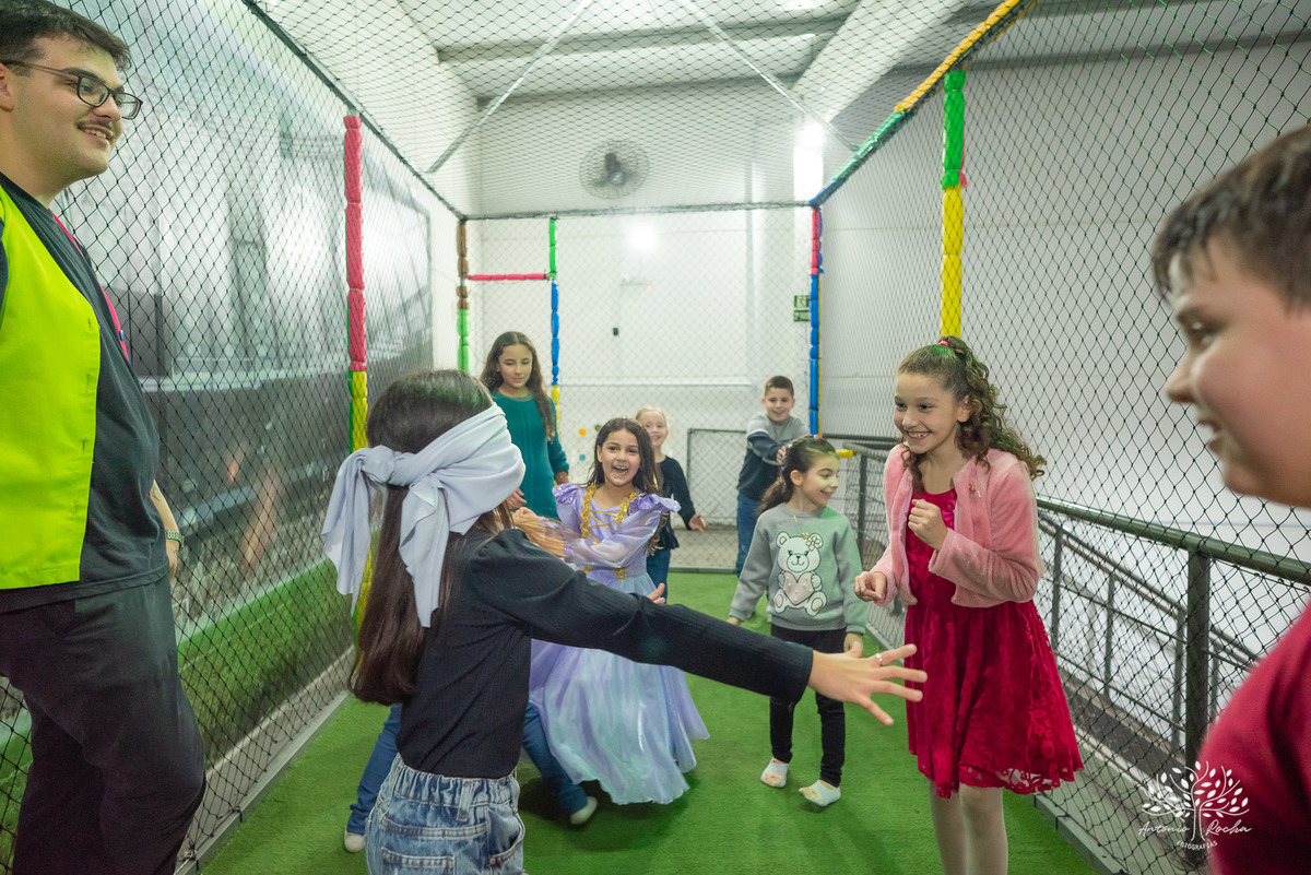 Festa de aniversário-Esther-Enrolados-princesa-aniversário infantil-fotografia de festa-mesa do bolo-playground-brincadeiras infantis-cabra-cega-espontaneidade-fotografia profissional- Loly Pop-Pelotas-Antonio Rocha Fotografias