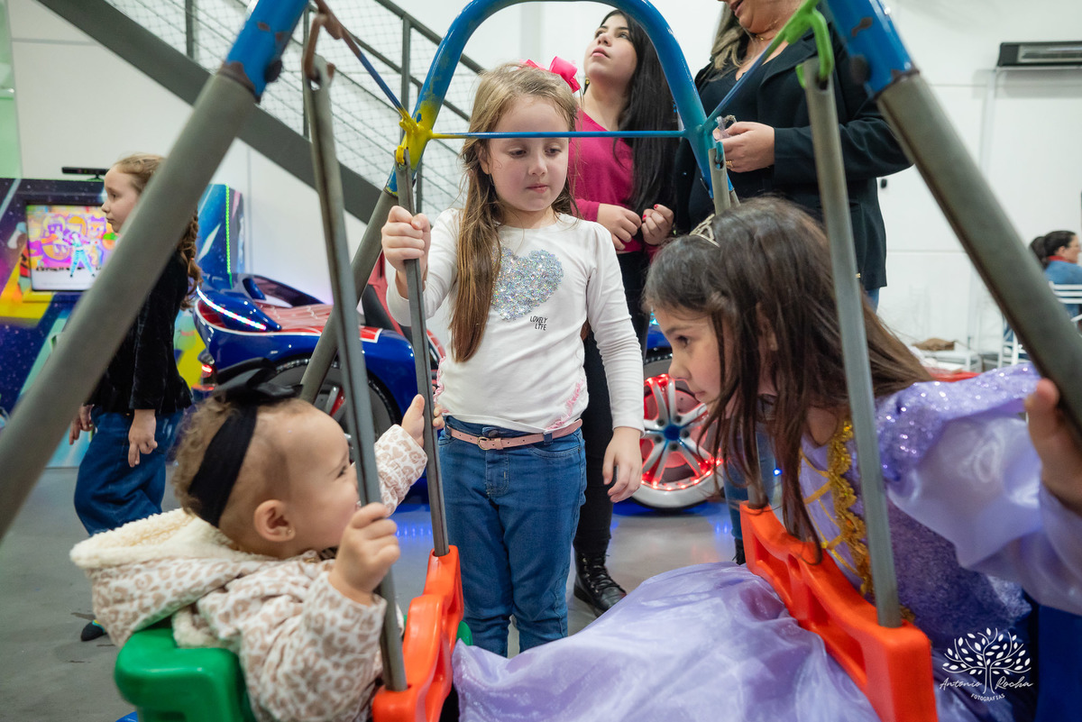 Festa de aniversário-Esther-Enrolados-princesa-aniversário infantil-fotografia de festa-mesa do bolo-playground-brincadeiras infantis-cabra-cega-espontaneidade-fotografia profissional- Loly Pop-Pelotas-Antonio Rocha Fotografias