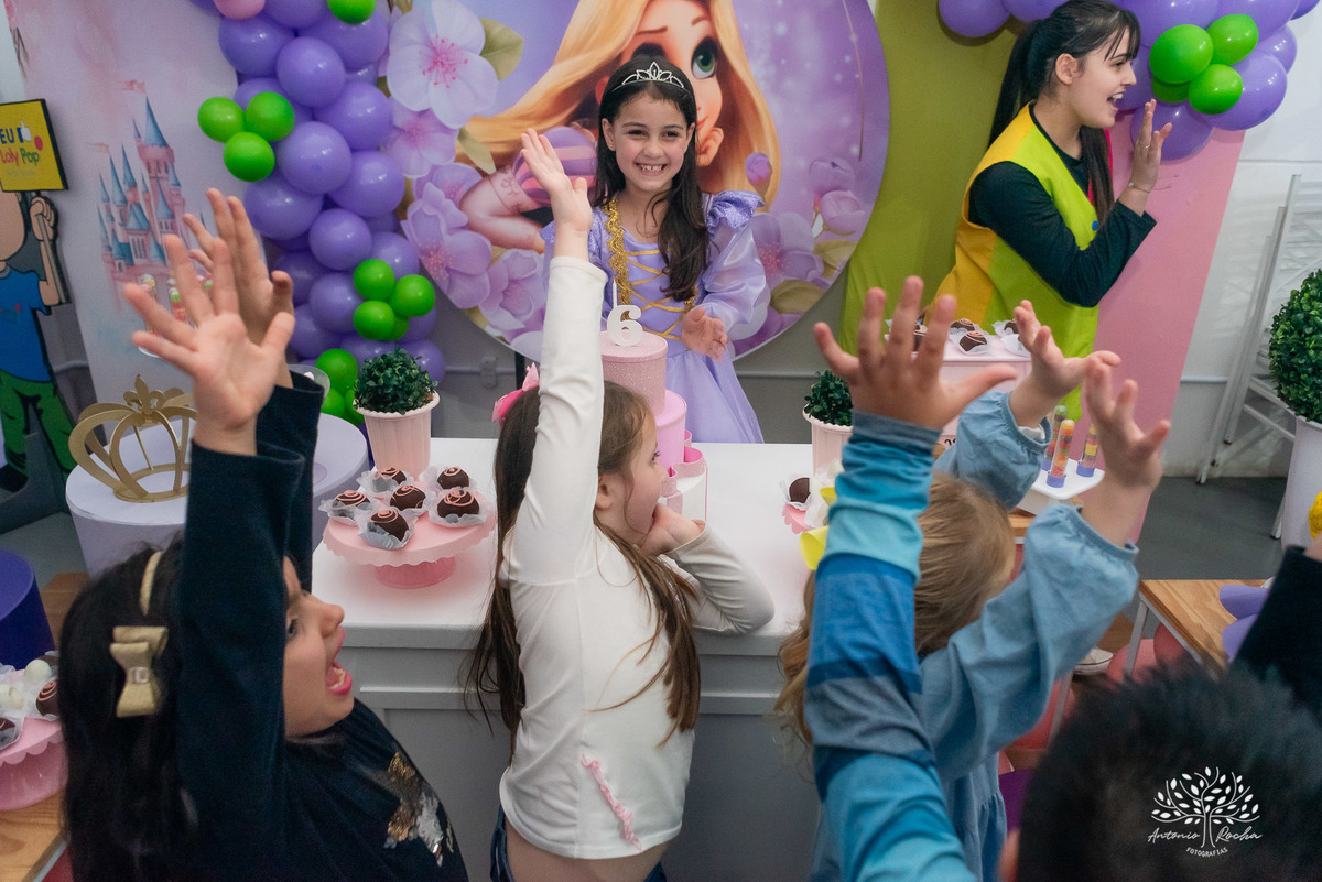 Festa de aniversário-Esther-Enrolados-princesa-aniversário infantil-fotografia de festa-mesa do bolo-playground-brincadeiras infantis-cabra-cega-espontaneidade-fotografia profissional- Loly Pop-Pelotas-Antonio Rocha Fotografias