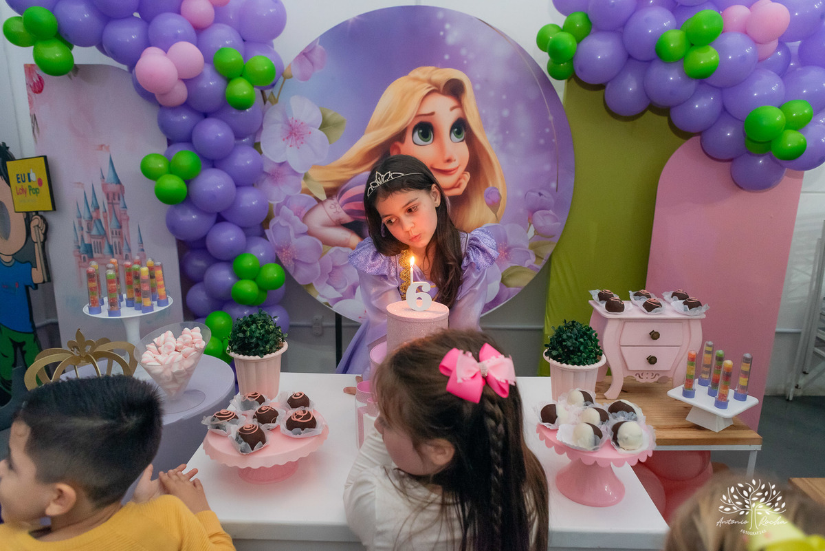 Festa de aniversário-Esther-Enrolados-princesa-aniversário infantil-fotografia de festa-mesa do bolo-playground-brincadeiras infantis-cabra-cega-espontaneidade-fotografia profissional- Loly Pop-Pelotas-Antonio Rocha Fotografias