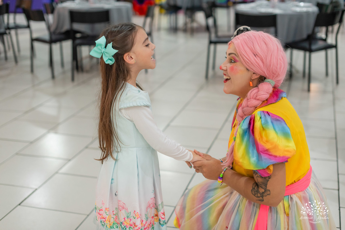 aniversário - festa infantil - brincadeiras - palhaça Tilika - diversão - pular corda - pinturas faciais - dança das cadeiras-mesa do bolo-playground- parabéns-primos-celebração-fotos especiais-Pelotas-Antonio Rocha Fotografias-Cliff Kids