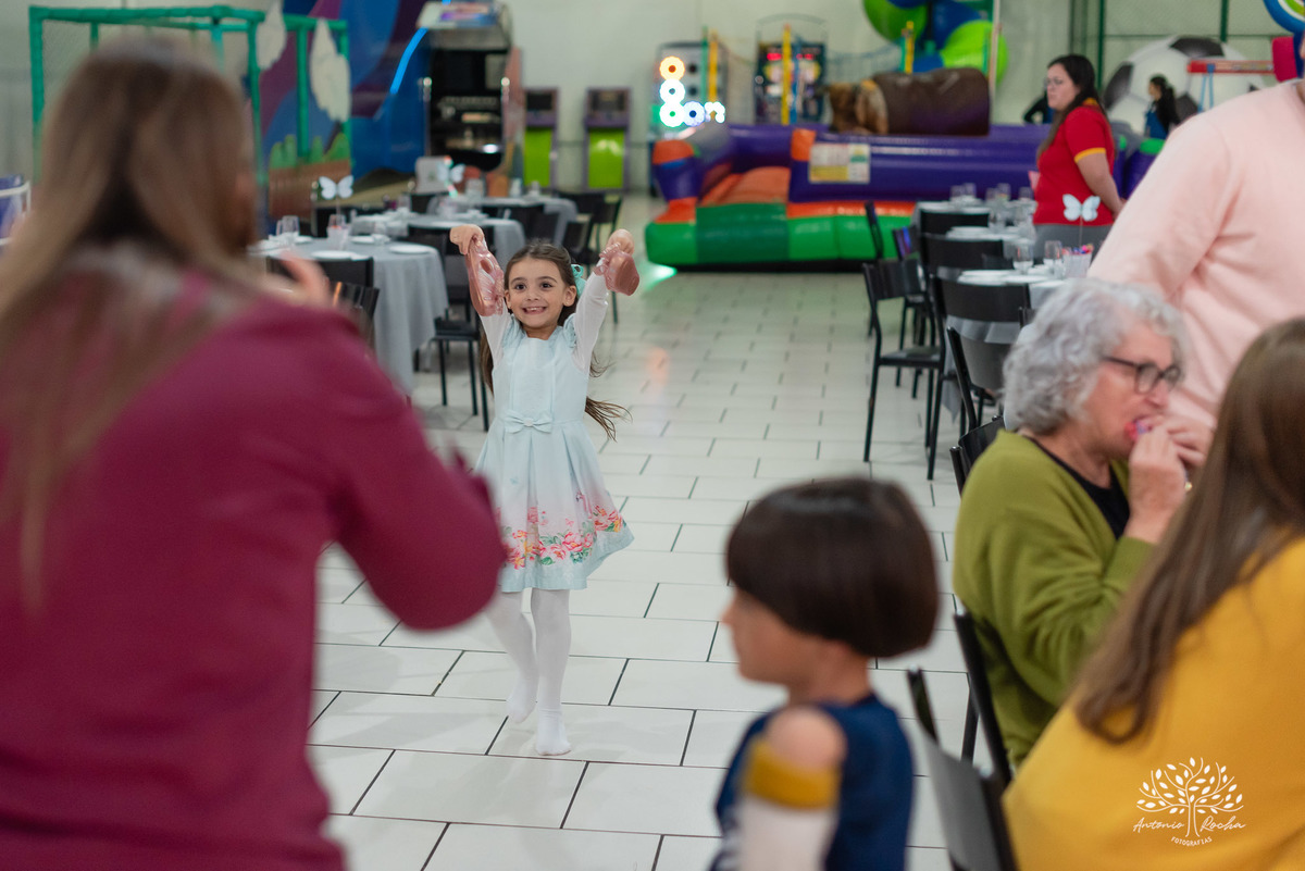 aniversário - festa infantil - brincadeiras - palhaça Tilika - diversão - pular corda - pinturas faciais - dança das cadeiras-mesa do bolo-playground- parabéns-primos-celebração-fotos especiais-Pelotas-Antonio Rocha Fotografias-Cliff Kids