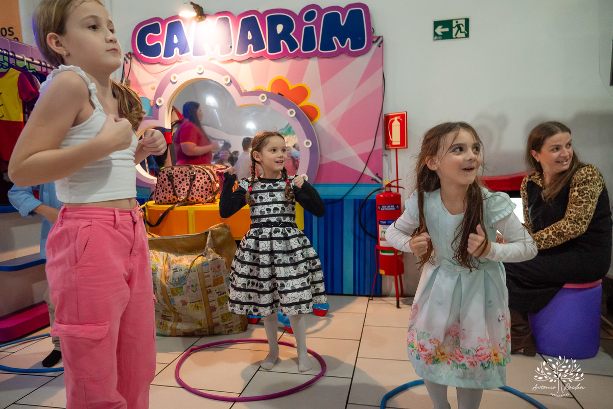 aniversário - festa infantil - brincadeiras - palhaça Tilika - diversão - pular corda - pinturas faciais - dança das cadeiras-mesa do bolo-playground- parabéns-primos-celebração-fotos especiais-Pelotas-Antonio Rocha Fotografias-Cliff Kids