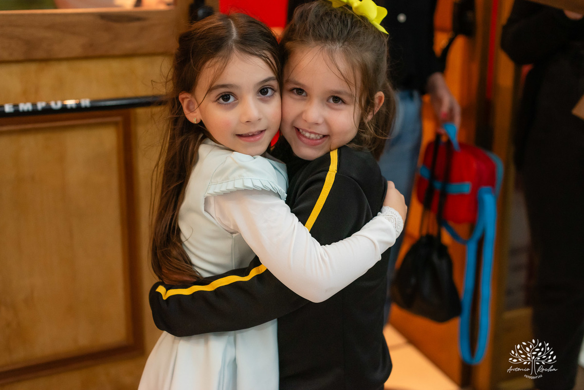 aniversário - festa infantil - brincadeiras - palhaça Tilika - diversão - pular corda - pinturas faciais - dança das cadeiras-mesa do bolo-playground- parabéns-primos-celebração-fotos especiais-Pelotas-Antonio Rocha Fotografias-Cliff Kids