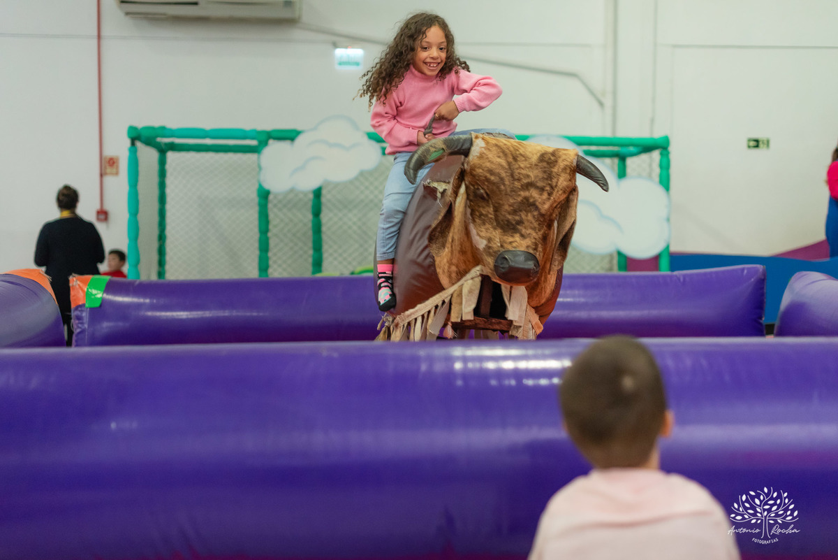 aniversário - festa infantil - brincadeiras - palhaça Tilika - diversão - pular corda - pinturas faciais - dança das cadeiras-mesa do bolo-playground- parabéns-primos-celebração-fotos especiais-Pelotas-Antonio Rocha Fotografias-Cliff Kids