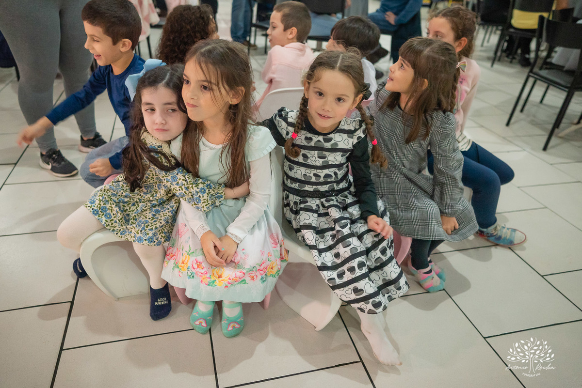 aniversário - festa infantil - brincadeiras - palhaça Tilika - diversão - pular corda - pinturas faciais - dança das cadeiras-mesa do bolo-playground- parabéns-primos-celebração-fotos especiais-Pelotas-Antonio Rocha Fotografias-Cliff Kids