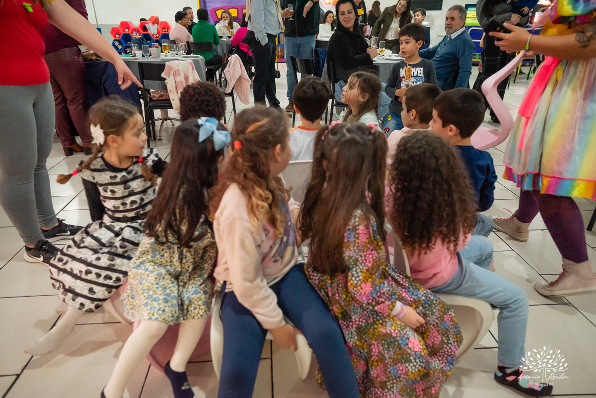 aniversário - festa infantil - brincadeiras - palhaça Tilika - diversão - pular corda - pinturas faciais - dança das cadeiras-mesa do bolo-playground- parabéns-primos-celebração-fotos especiais-Pelotas-Antonio Rocha Fotografias-Cliff Kids
