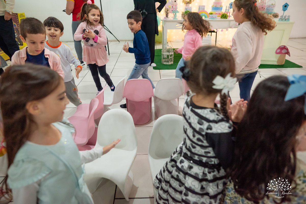 aniversário - festa infantil - brincadeiras - palhaça Tilika - diversão - pular corda - pinturas faciais - dança das cadeiras-mesa do bolo-playground- parabéns-primos-celebração-fotos especiais-Pelotas-Antonio Rocha Fotografias-Cliff Kids