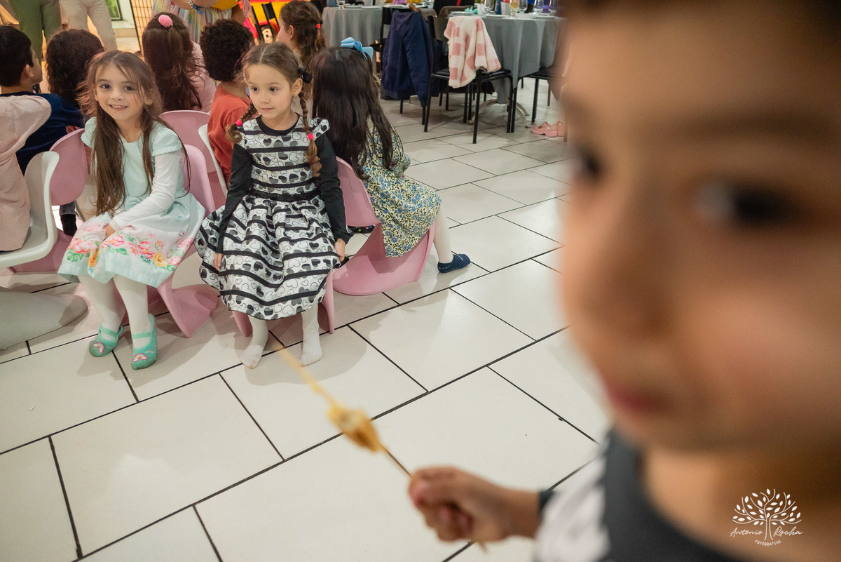 aniversário - festa infantil - brincadeiras - palhaça Tilika - diversão - pular corda - pinturas faciais - dança das cadeiras-mesa do bolo-playground- parabéns-primos-celebração-fotos especiais-Pelotas-Antonio Rocha Fotografias-Cliff Kids