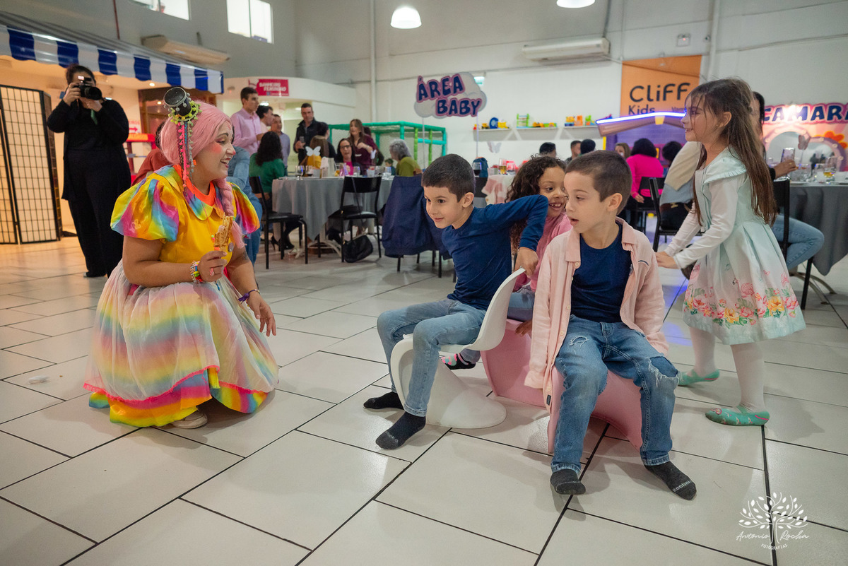 aniversário - festa infantil - brincadeiras - palhaça Tilika - diversão - pular corda - pinturas faciais - dança das cadeiras-mesa do bolo-playground- parabéns-primos-celebração-fotos especiais-Pelotas-Antonio Rocha Fotografias-Cliff Kids