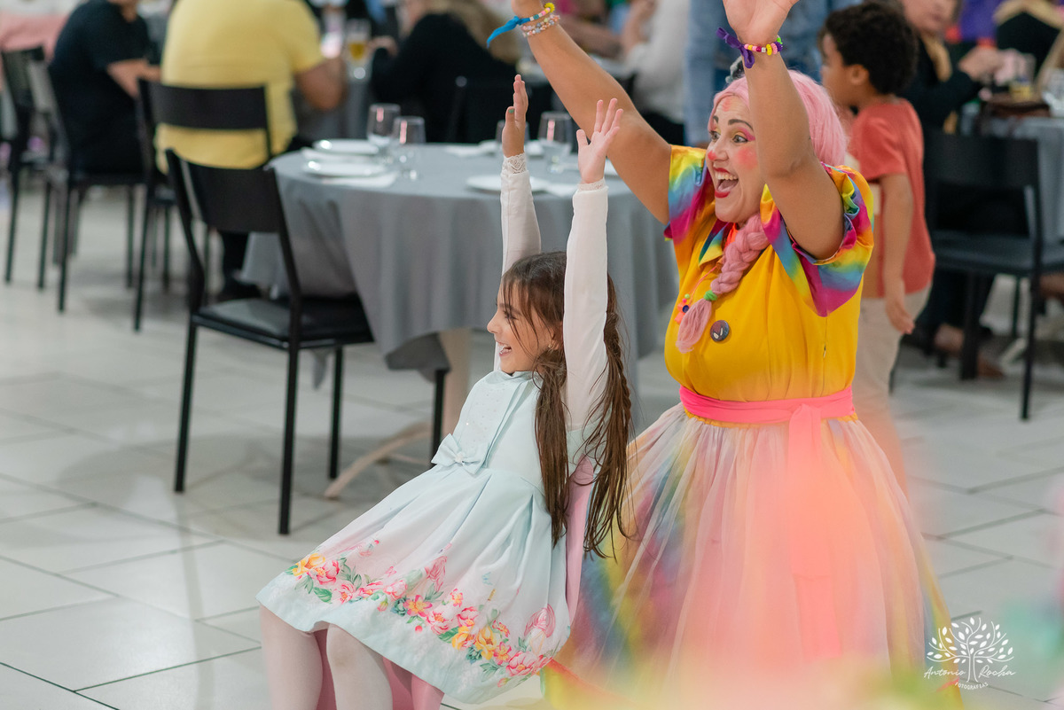 aniversário - festa infantil - brincadeiras - palhaça Tilika - diversão - pular corda - pinturas faciais - dança das cadeiras-mesa do bolo-playground- parabéns-primos-celebração-fotos especiais-Pelotas-Antonio Rocha Fotografias-Cliff Kids