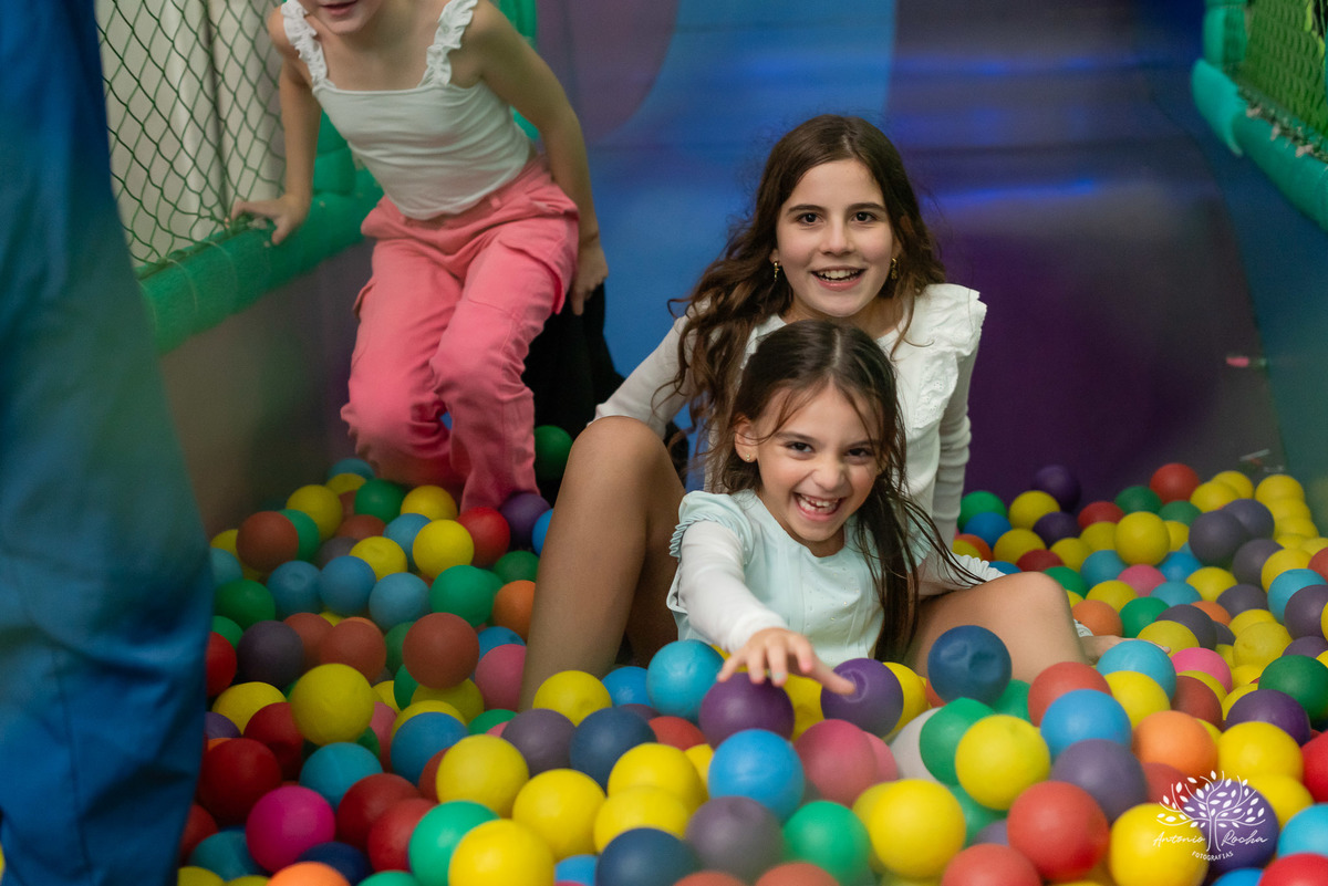 aniversário - festa infantil - brincadeiras - palhaça Tilika - diversão - pular corda - pinturas faciais - dança das cadeiras-mesa do bolo-playground- parabéns-primos-celebração-fotos especiais-Pelotas-Antonio Rocha Fotografias-Cliff Kids