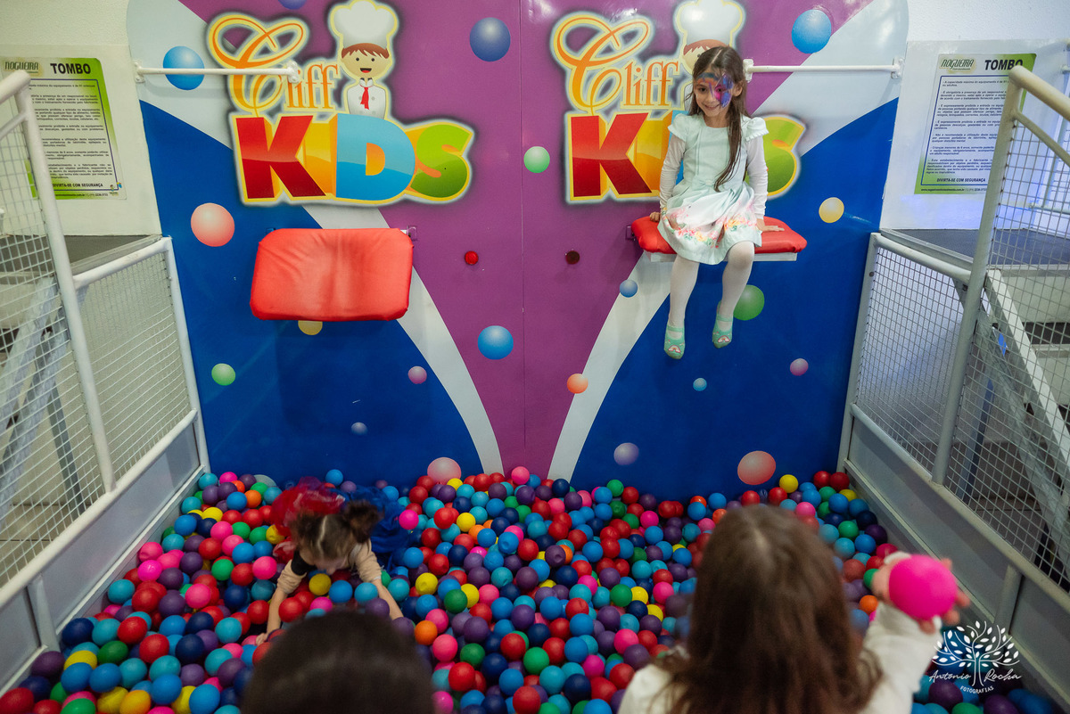 aniversário - festa infantil - brincadeiras - palhaça Tilika - diversão - pular corda - pinturas faciais - dança das cadeiras-mesa do bolo-playground- parabéns-primos-celebração-fotos especiais-Pelotas-Antonio Rocha Fotografias-Cliff Kids