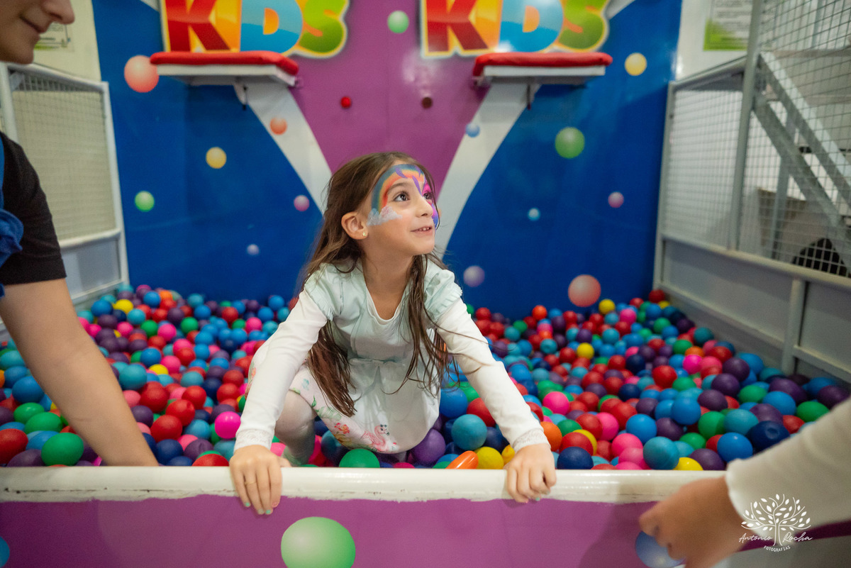 aniversário - festa infantil - brincadeiras - palhaça Tilika - diversão - pular corda - pinturas faciais - dança das cadeiras-mesa do bolo-playground- parabéns-primos-celebração-fotos especiais-Pelotas-Antonio Rocha Fotografias-Cliff Kids
