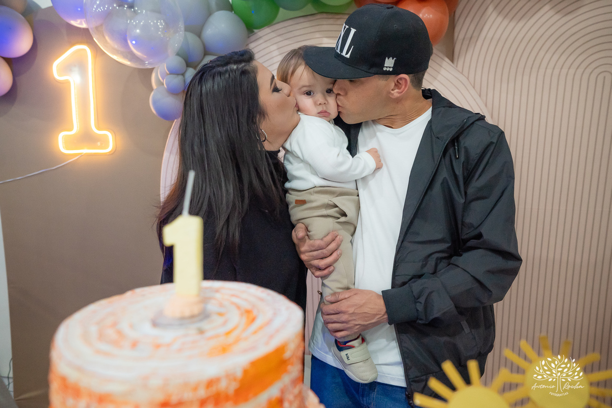 Festa-primeiro aninho-Bernardo-irmão mais novo-Pedro-Arthur-soneca-brincadeiras-sorriso-convidado- alegria-playground-diversão- parabéns-confetes-volta ao Sol-troca de fralda-família-fotógrafo-cliques-Antonio Rocha Fotografias-Pelotas