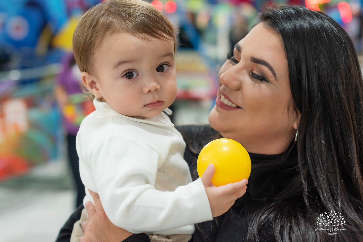 Festa-primeiro aninho-Bernardo-irmão mais novo-Pedro-Arthur-soneca-brincadeiras-sorriso-convidado- alegria-playground-diversão- parabéns-confetes-volta ao Sol-troca de fralda-família-fotógrafo-cliques-Antonio Rocha Fotografias-Pelotas