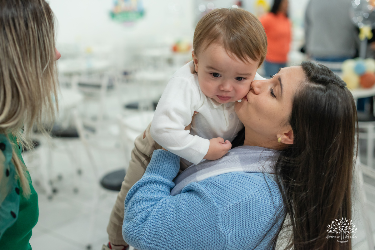 Festa-primeiro aninho-Bernardo-irmão mais novo-Pedro-Arthur-soneca-brincadeiras-sorriso-convidado- alegria-playground-diversão- parabéns-confetes-volta ao Sol-troca de fralda-família-fotógrafo-cliques-Antonio Rocha Fotografias-Pelotas