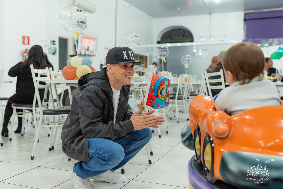 Festa-primeiro aninho-Bernardo-irmão mais novo-Pedro-Arthur-soneca-brincadeiras-sorriso-convidado- alegria-playground-diversão- parabéns-confetes-volta ao Sol-troca de fralda-família-fotógrafo-cliques-Antonio Rocha Fotografias-Pelotas