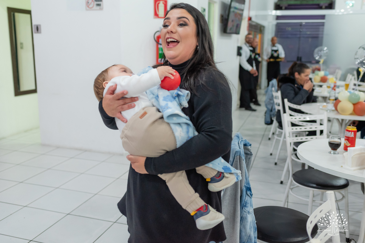 Festa-primeiro aninho-Bernardo-irmão mais novo-Pedro-Arthur-soneca-brincadeiras-sorriso-convidado- alegria-playground-diversão- parabéns-confetes-volta ao Sol-troca de fralda-família-fotógrafo-cliques-Antonio Rocha Fotografias-Pelotas