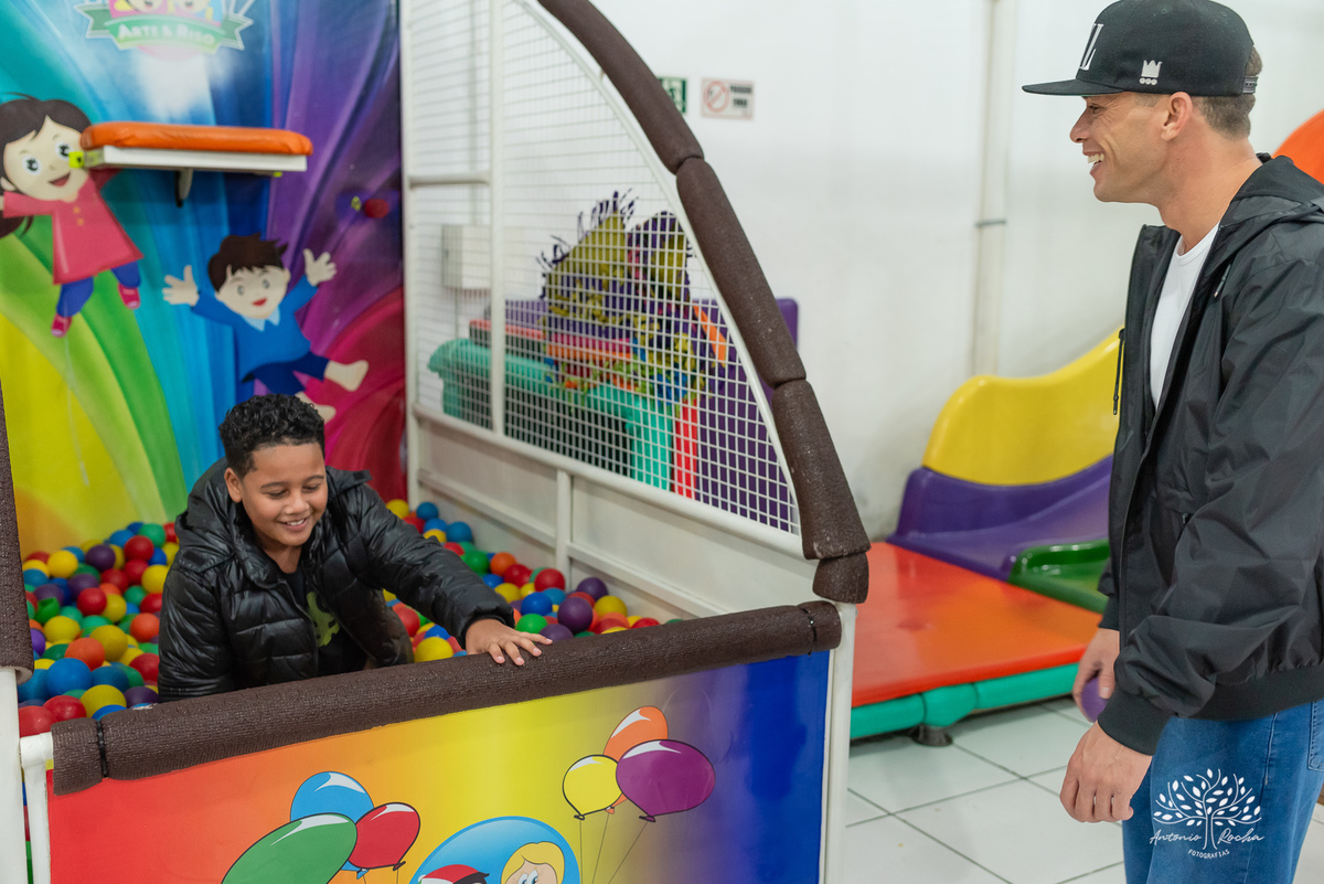 Festa-primeiro aninho-Bernardo-irmão mais novo-Pedro-Arthur-soneca-brincadeiras-sorriso-convidado- alegria-playground-diversão- parabéns-confetes-volta ao Sol-troca de fralda-família-fotógrafo-cliques-Antonio Rocha Fotografias-Pelotas
