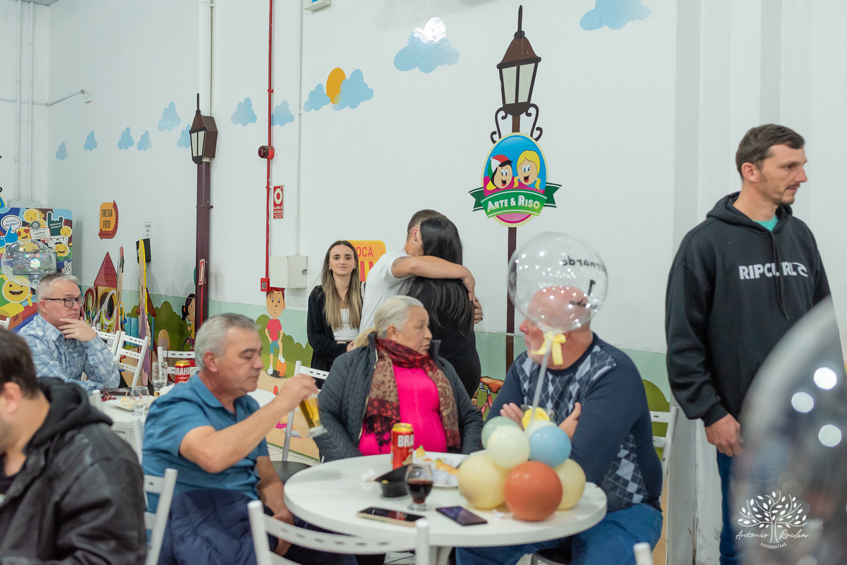 Festa-primeiro aninho-Bernardo-irmão mais novo-Pedro-Arthur-soneca-brincadeiras-sorriso-convidado- alegria-playground-diversão- parabéns-confetes-volta ao Sol-troca de fralda-família-fotógrafo-cliques-Antonio Rocha Fotografias-Pelotas