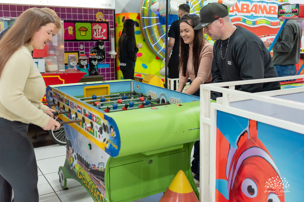 Festa-primeiro aninho-Bernardo-irmão mais novo-Pedro-Arthur-soneca-brincadeiras-sorriso-convidado- alegria-playground-diversão- parabéns-confetes-volta ao Sol-troca de fralda-família-fotógrafo-cliques-Antonio Rocha Fotografias-Pelotas