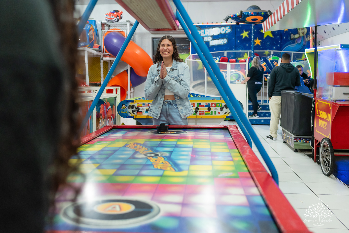 Festa-primeiro aninho-Bernardo-irmão mais novo-Pedro-Arthur-soneca-brincadeiras-sorriso-convidado- alegria-playground-diversão- parabéns-confetes-volta ao Sol-troca de fralda-família-fotógrafo-cliques-Antonio Rocha Fotografias-Pelotas