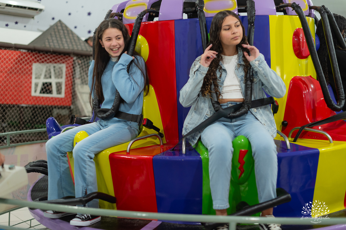 Festa-primeiro aninho-Bernardo-irmão mais novo-Pedro-Arthur-soneca-brincadeiras-sorriso-convidado- alegria-playground-diversão- parabéns-confetes-volta ao Sol-troca de fralda-família-fotógrafo-cliques-Antonio Rocha Fotografias-Pelotas