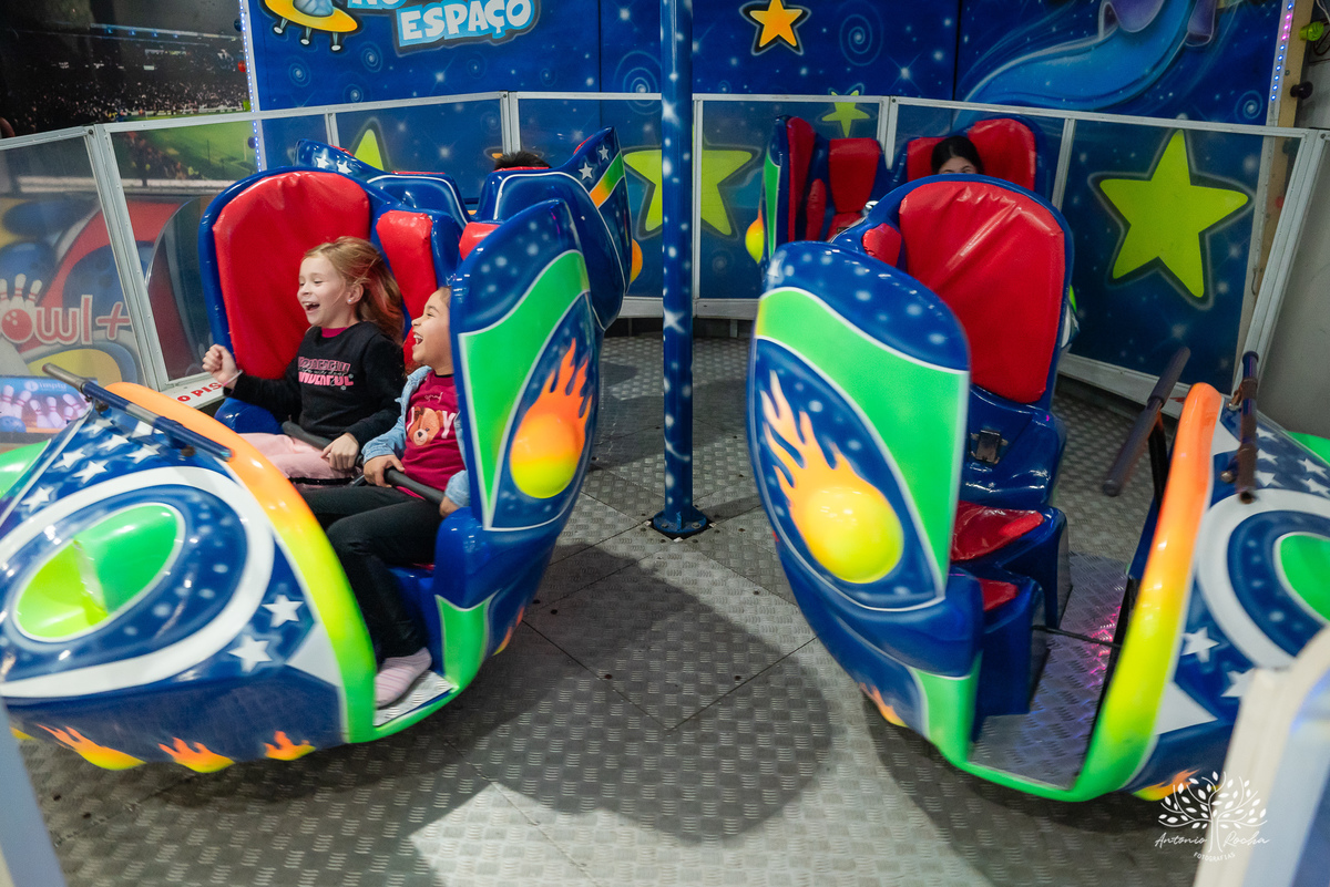 Festa-primeiro aninho-Bernardo-irmão mais novo-Pedro-Arthur-soneca-brincadeiras-sorriso-convidado- alegria-playground-diversão- parabéns-confetes-volta ao Sol-troca de fralda-família-fotógrafo-cliques-Antonio Rocha Fotografias-Pelotas