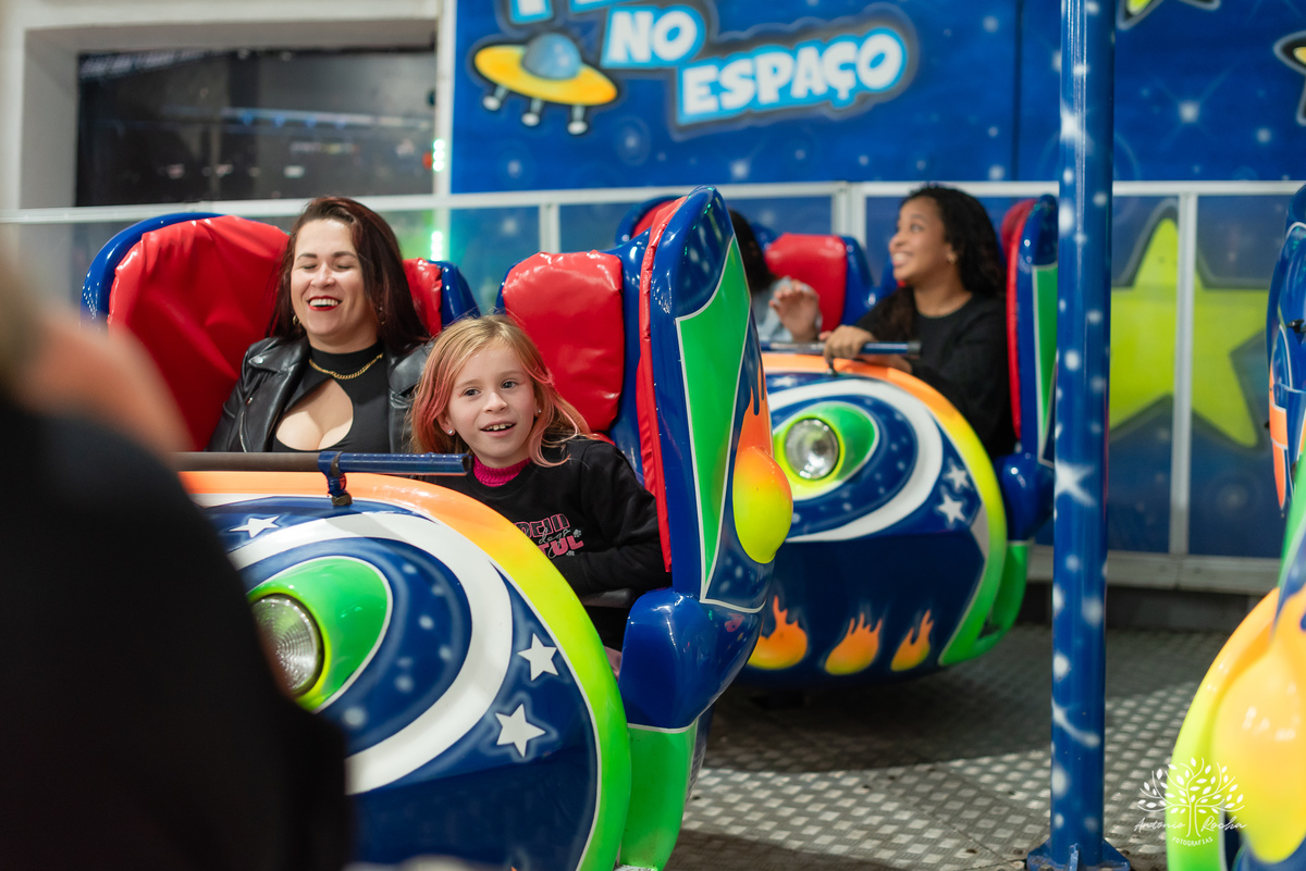 Festa-primeiro aninho-Bernardo-irmão mais novo-Pedro-Arthur-soneca-brincadeiras-sorriso-convidado- alegria-playground-diversão- parabéns-confetes-volta ao Sol-troca de fralda-família-fotógrafo-cliques-Antonio Rocha Fotografias-Pelotas