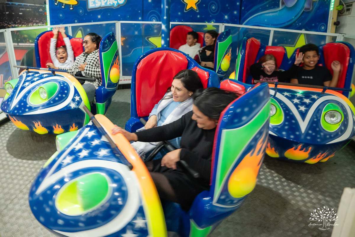 Festa-primeiro aninho-Bernardo-irmão mais novo-Pedro-Arthur-soneca-brincadeiras-sorriso-convidado- alegria-playground-diversão- parabéns-confetes-volta ao Sol-troca de fralda-família-fotógrafo-cliques-Antonio Rocha Fotografias-Pelotas